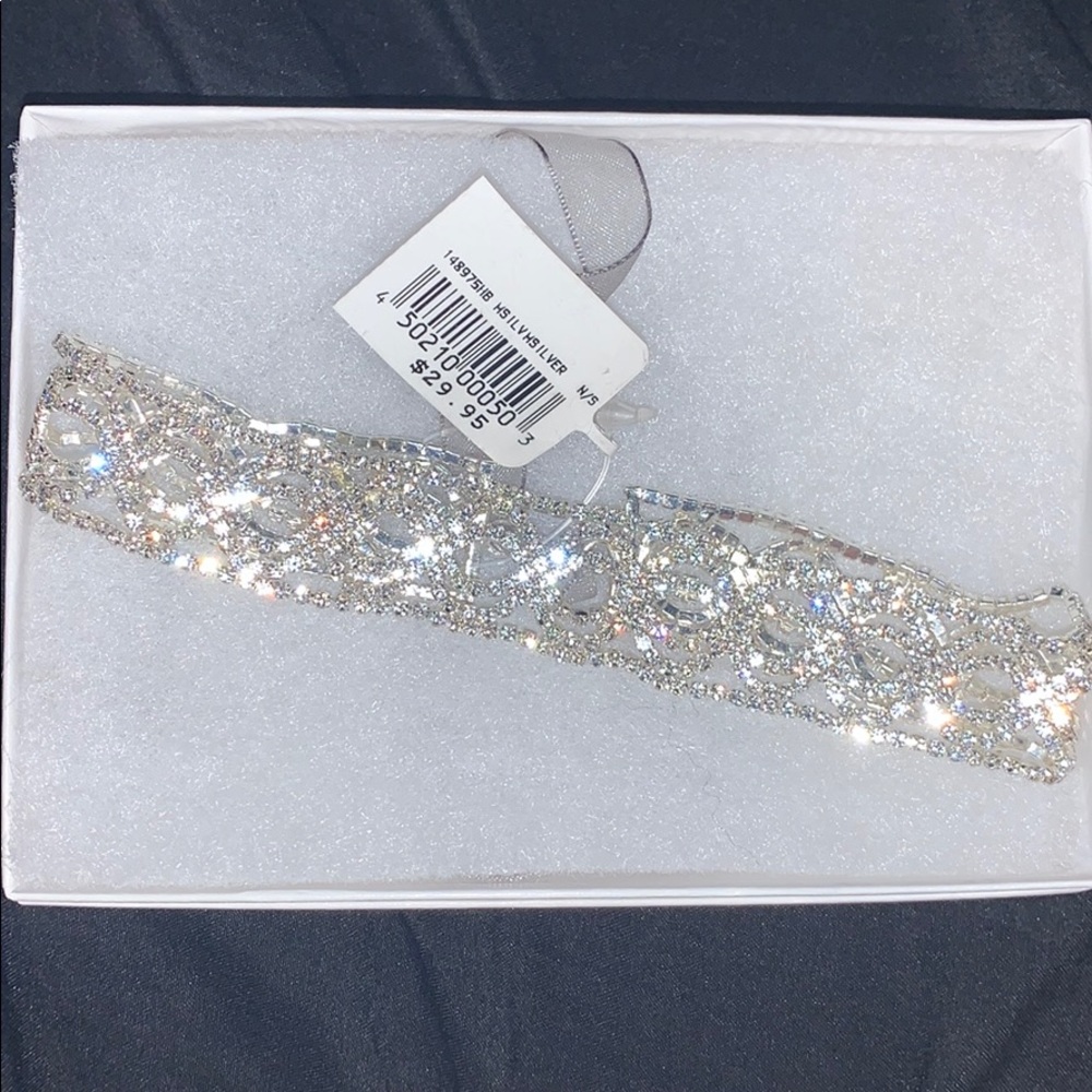 Forehead jewelry wedding headpiece.